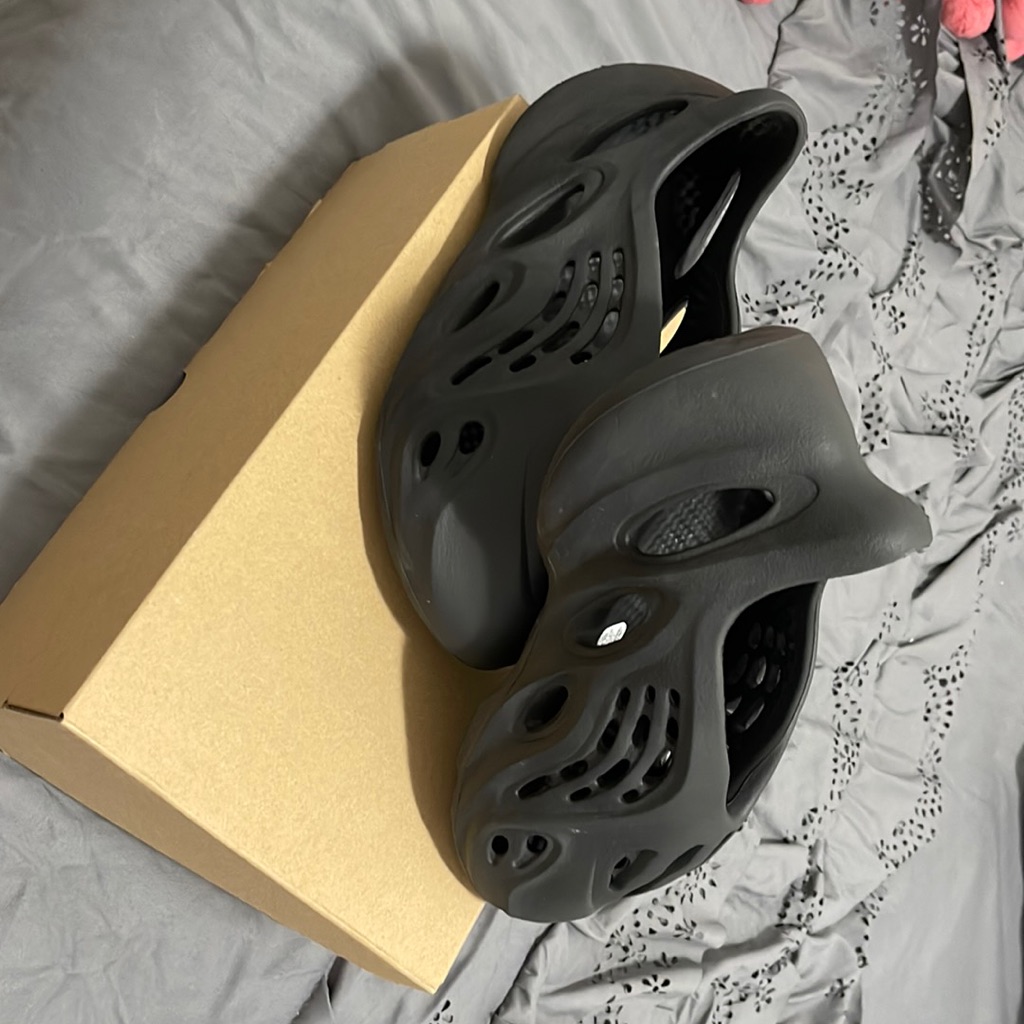 Adidas Yzy Foam Rnr Color Is Onyx